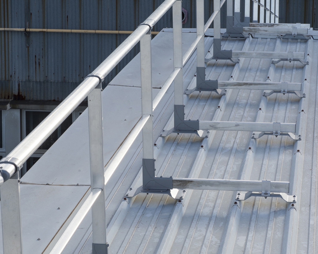 Dachgeländer auf Stahltrapezblech, Sandwichelemente, Befestigung auf Beton/Blech: VDE/VBA