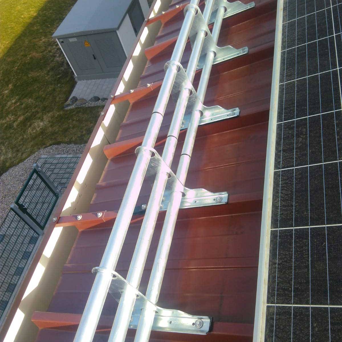 Schneefang Dreifachrohr auf Sandwich Trapezblechprofil