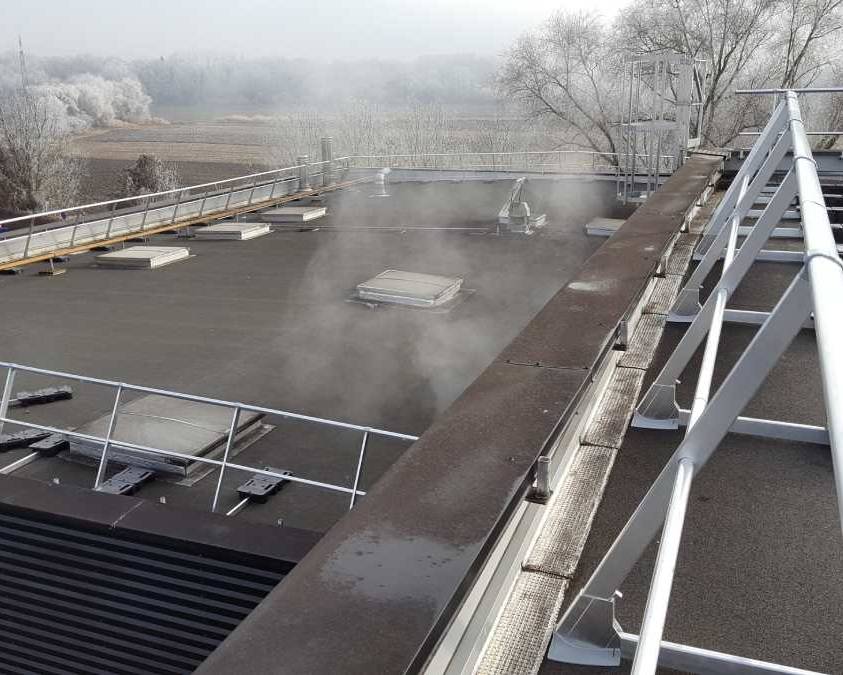 Zwei Flachdächer mit unterschiedlichen Ebenen, mit Geländer zur Absturzsicherung ohne Durchdringung.